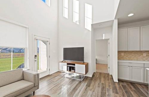Millville House | Modern Townhouse with Pool Gym & Tennis Near Beach