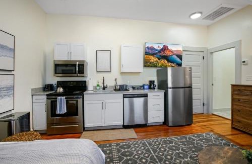 Hough Apartment | Modern Victorian Studio - Steps to Cleveland Clinic