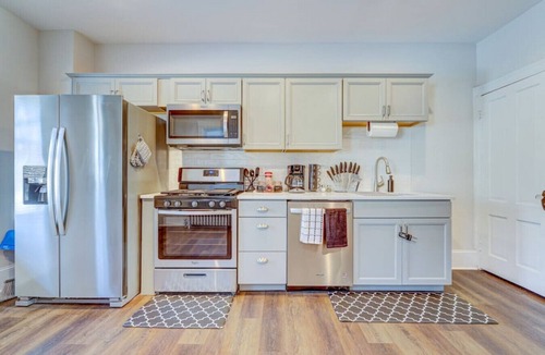 Stroudsburg House | Monroe20 · BrickStone Lodge-Modern King Suite near Main St-B