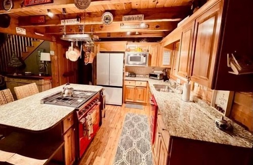Seven Devils Cabin | Mont Blanc - Mountain Log Cabin, Pet Friendly, Pool table, Air Conditioning, Outdoor Space with F.