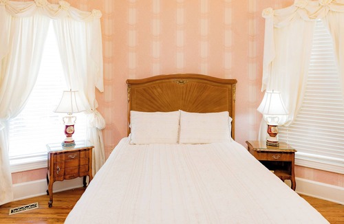 Versailles Bed & Breakfast | Montgomery Inn BnB