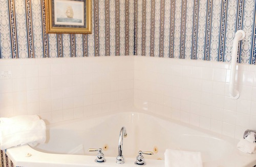 Versailles Bed & Breakfast | Montgomery Inn BnB