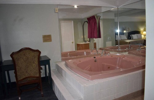 Swiftwater Hotel | Motel ∙ 127 guests