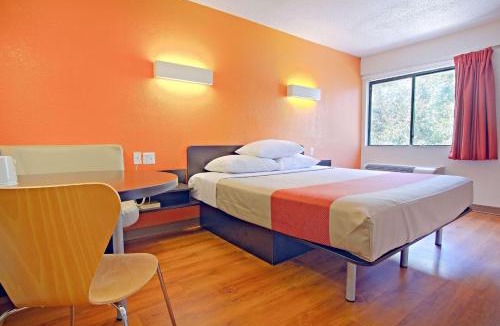East Brunswick Hotel | Motel 6-East Brunswick, NJ