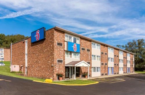 New Stanton Hotel | Motel 6-New Stanton, PA