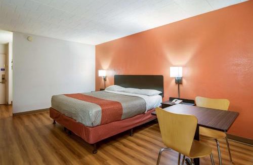 New Stanton Hotel | Motel 6-New Stanton, PA