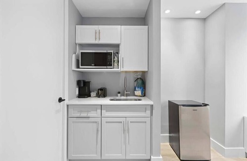 Mott Haven Hotel | Mott Haven King Suite | Gym | Kitchenette | Free Wi-Fi
