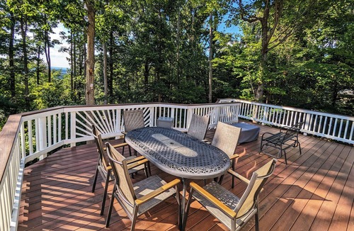 Kabletown House | Mountain Getaway - 7 beds (2 King) - Large Common Area