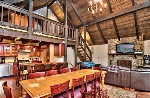 Pocono Pines Cottage | ⛰️⛵️⛱️Mt. Maplewood Lodge❤️1BR Couples★Romantic★Hot⛷Tub★Game Rm★Dogs+
