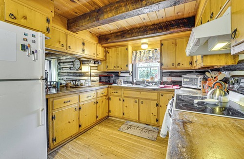 Oakland Mills Cabin | Mtn-View Mifflintown Cabin Near Hiking Trails!