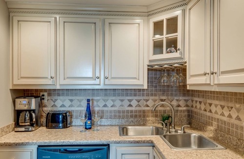 Downtown Nashville Condo | Music Row Condo in Spence Manor/Guitar Shaped Pool