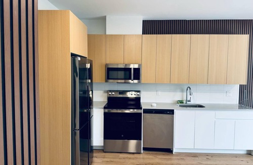 East Orange Apartment | n 1-bedroom apartment with AC, gym, sonar , hot tub in East Orange