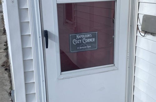 Bowling Green House | Napoleaon's Cozy Cottage