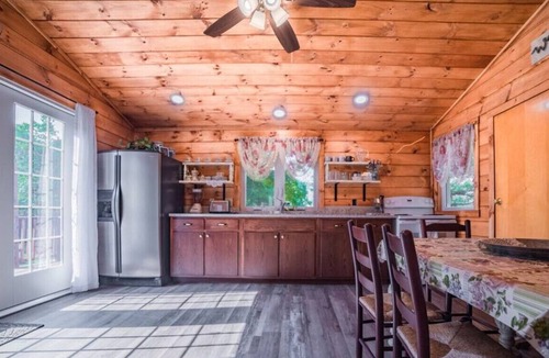 Halifax Cabin | Nature getaway near Lake Tobias