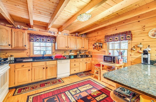 Bushkill Cabin | Near Bushkill Falls: Pocono Mountains Cabin!