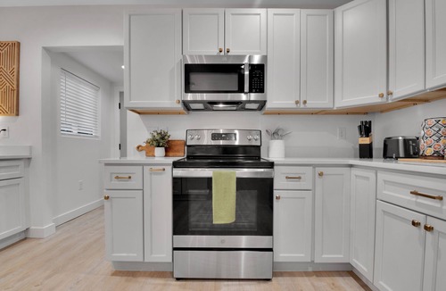 Sans Souci House | Near Downtown 3 Bedroom Home with King beds+ Parking+Deck