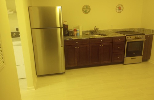Blades House | New 2 bedroom apartment. Quiet setting, Just bring your suitcase and enjoy.