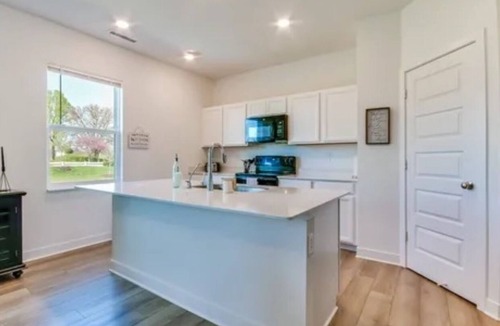 Maxwell House | New build! 4BR, Family Friendly,nYard+Garage