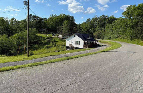 Bluewell Cabin | New Cabin built in 2022. 2 minutes away from multiple trailheads! Sleeps 8