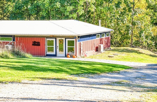 Triadelphia House | New Converted 3BR, 2BA barn, in wild, wonderful West Virginia with AC, WiFi