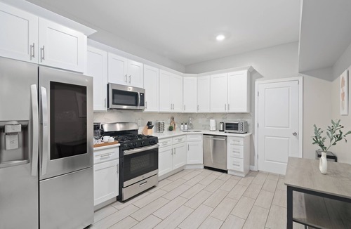 McGinley Square House | NEW! COZY Urban Oasis 4 BR 3 BA near NYC+Parking