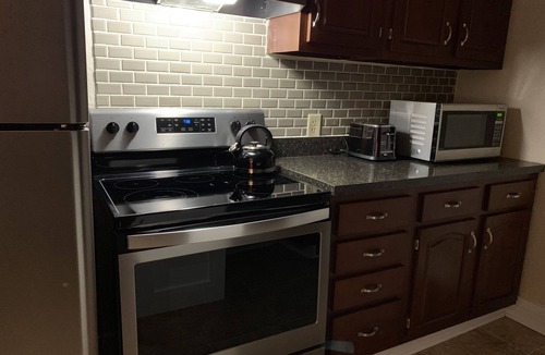 Wadsworth House | New! Great Remodeled 2 Bedroom. Walk to the Square!