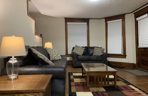 Wadsworth House | New! Great Remodeled 2 Bedroom. Walk to the Square!