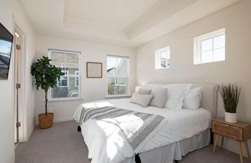 Cambridge House | New Intown Waterfront Townhome wPool & Location