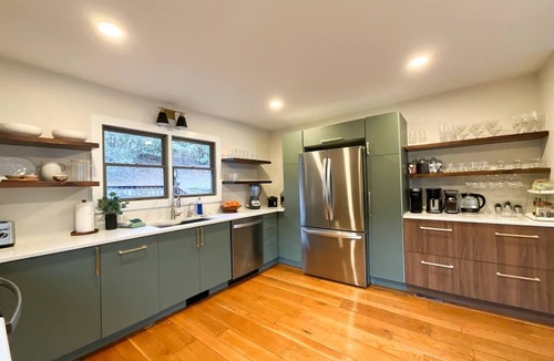 Burnsville House | New Kitchen+Relaxing Riverfront View+Hot Tub+Dog-Friendly