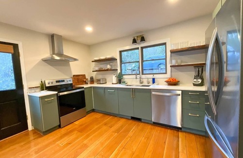 Burnsville House | New Kitchen+Relaxing Riverfront View+Hot Tub+Dog-Friendly