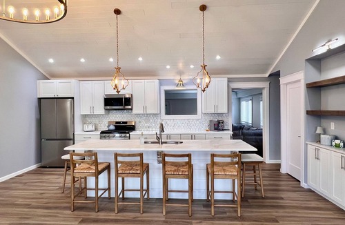 Erie House | NEW Lakeside Cottage- Lake view and beach nearby!