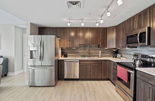 Holcomb Condo | NEW Lakeview Escape | Hot Tub | Poolside