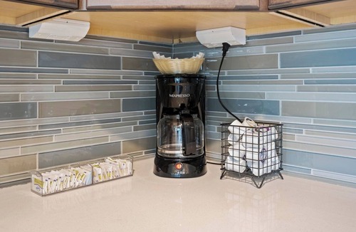 Holcomb Condo | NEW Lakeview Escape | Hot Tub | Poolside