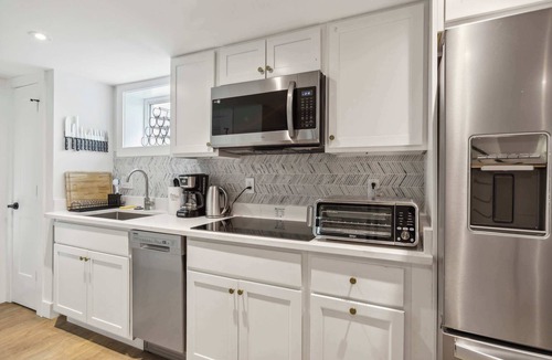 Northeast Apartment | New Large & Bright Arboretum/H-Street/Cap Hill 2BR