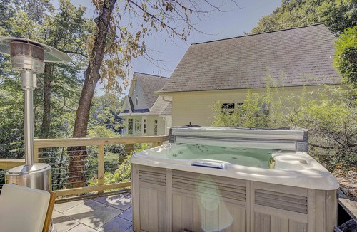 Epping Forest Cottage | NEW LISTING! Waterfront cottage, hot tub, fire pit, gated community, pier, kayak