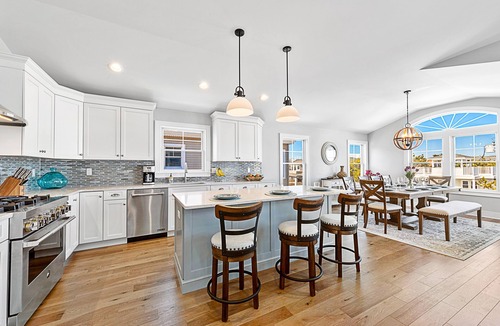 South Beach Haven House | NEW LUXURY HOME, 2 houses from BEACH,5 Bedroom,Sleeps 12,Heated POOL, Game Room