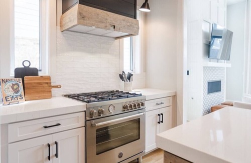 Cleveland Park House | New Private Heated Pool-Firepit-Close to Broadway-Rooftop Skyline Views-Murals
