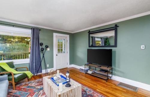 Summerlee House | New River Gorge Cottage w Hot Tub, Fire Pit, Grill