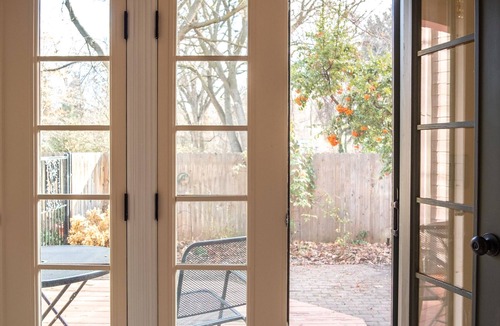 East End House | NEW* Sammy's Place! Clean, Comfy, Stylish & Peaceful - Entire East End Townhouse
