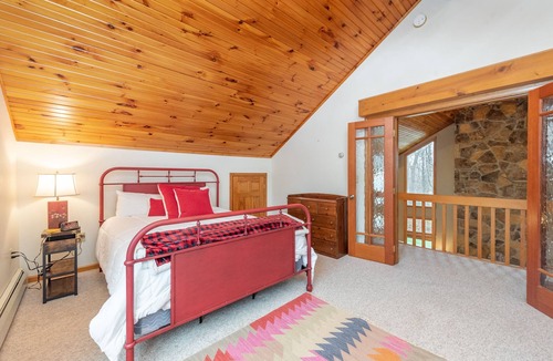 North Glade Hills House | New! Wooded Kingdom: Lake Access, Hot Tub!