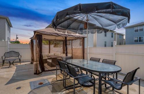 Newark House | Newark Gem Ruby 3BR, 3BA - Sleeps 14 - Walk to Prudential Center and Newark Penn Station, Near EWR and American Dream Mall, includes Parking - WiFi - Laundry - Backyard - Gym