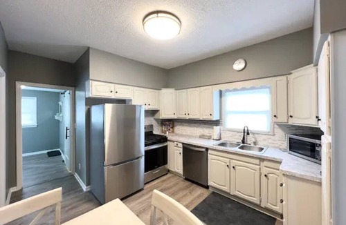 Cuyahoga Falls House | Newly Remodeled in Cuyahoga Falls! Close to everything!