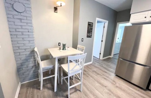 Cuyahoga Falls House | Newly Remodeled in Cuyahoga Falls! Close to everything!