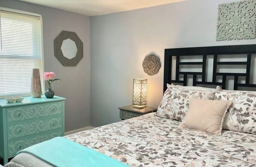 Burlington House | Newly Renovated 3BR Townhouse near Sesame Place