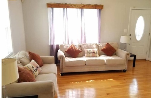 Lochearn House | Newly Renovated 5 Bedroom Home With Free Parking