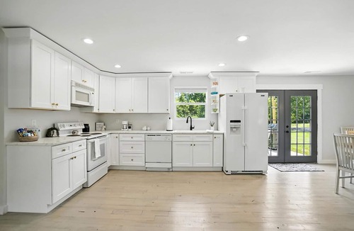 Batavia House | Next to lake, 30 minutes to downtown Cincinnati, fire pit, grill, foosball.