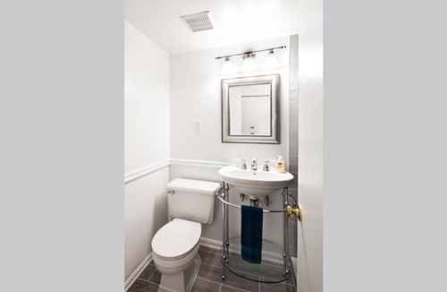 H Street Corridor Apartment | NO EXTRA FEES - THEE ART COLLECTOR, NATIONAL MALL, Hst CAPITAL HILL B