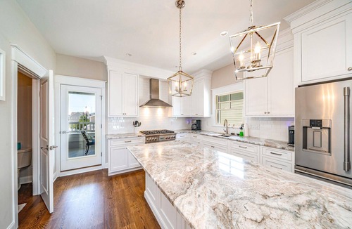 Avalon House | Number 1 Beach House 25th Street - park and walk perfect location!