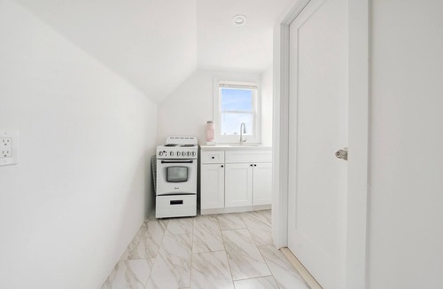 Southeast Yonkers Apartment | NY Luxury Apt Free Parking in PRIME Area