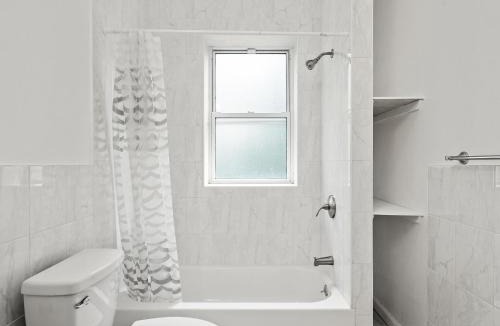 North Oakland House | Oakland/University @C Modern & Stylish Private Bedroom with Shared Bathroom